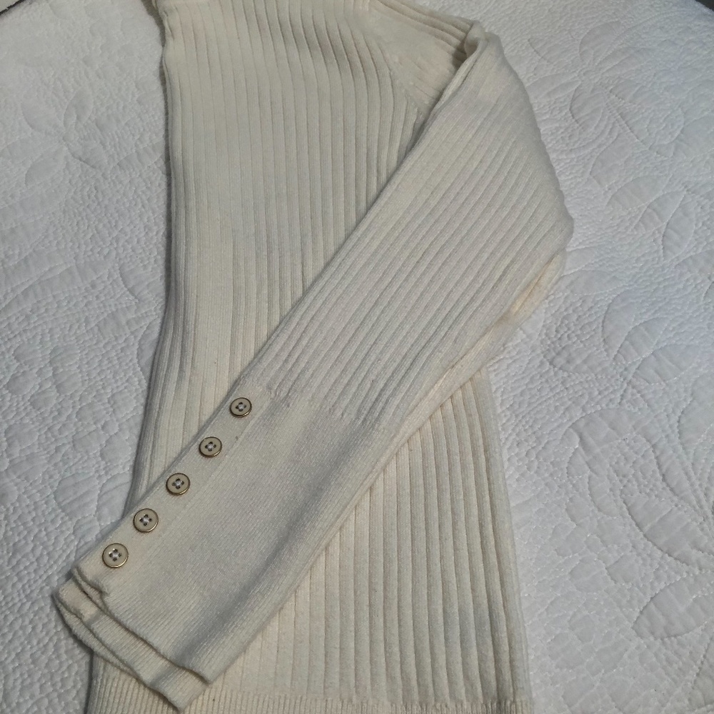 Talbots Womans (M) Turtleneck Ribbed Sweather, White with buttons on Sleeves